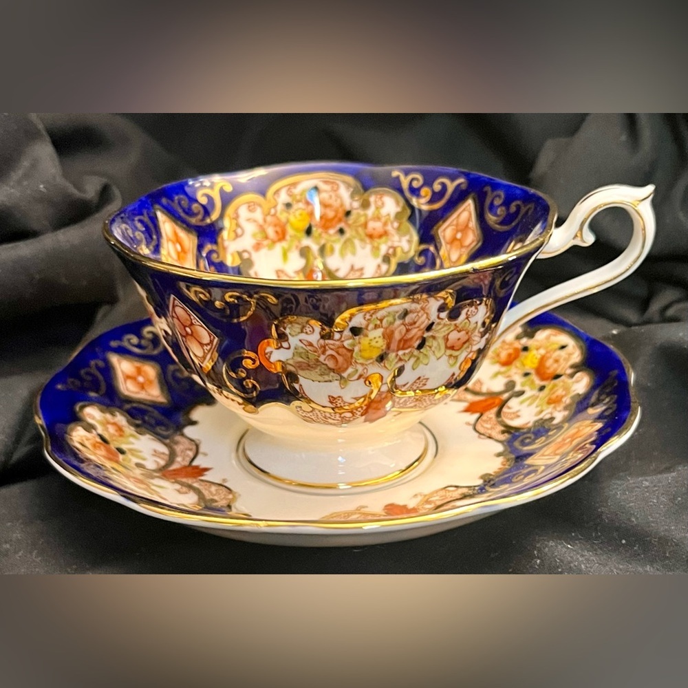 Royal Albert Heirloom Teacup Saucer Set Bone China England Imari Cobalt Gold VTG - Picture 6 of 17